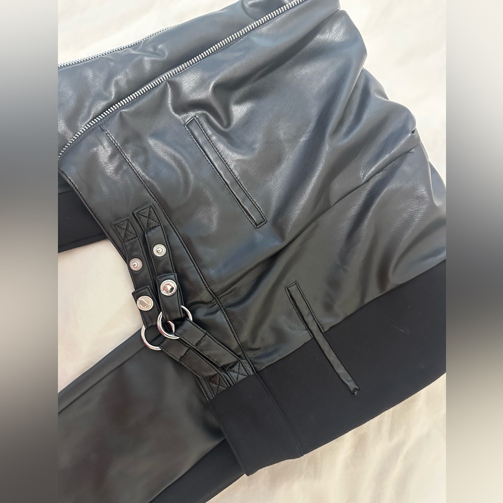 Black Faux Leather Pants with Zipper Detail Maniere de Voir
6 - Picture 3 of 3